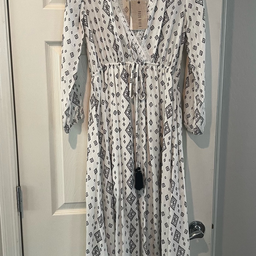 Moon River White and Black Geometric Long Sleeve Dress NWT with tie and tassel